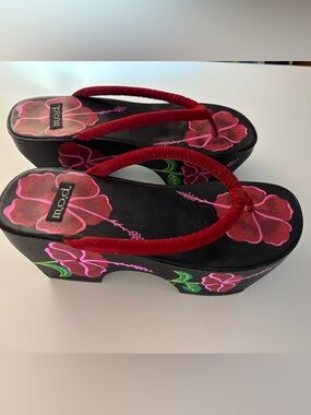 Y2K Vintage M.O.D Japanese platform sandals with pink & red hibiscus
